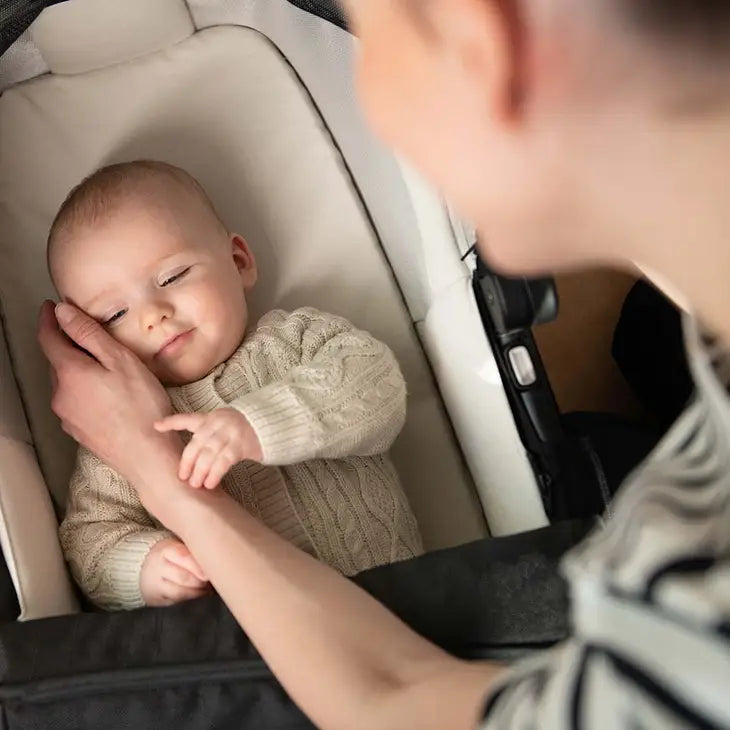 Nuna Swiv & Triv series Bassinet + Stand